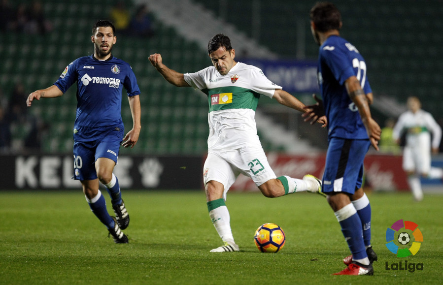 Albert Dorca realiza un disparo ante el Getafe / LFP