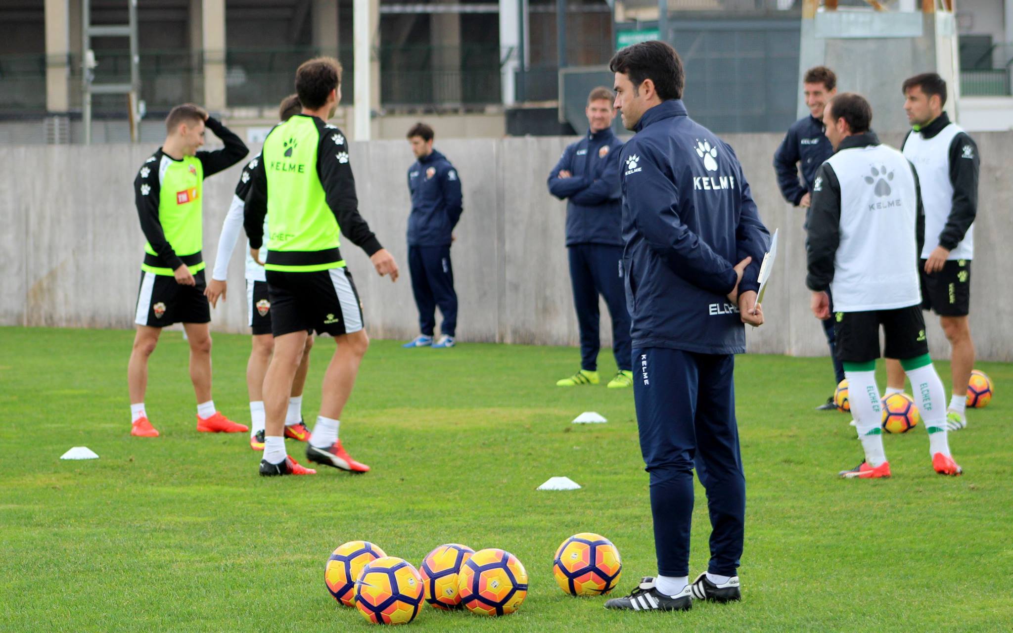 Alberto Toril dirige un entrenamiento con el Elche / Elche CF