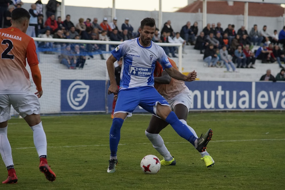 Partido entre CD Alcoyano y CF Peralada correspondiente a la temporada 17-18 / Radio Alcoy