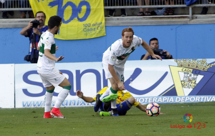 Álex Fernández pelea un balón ante un rival del Cádiz / LFP