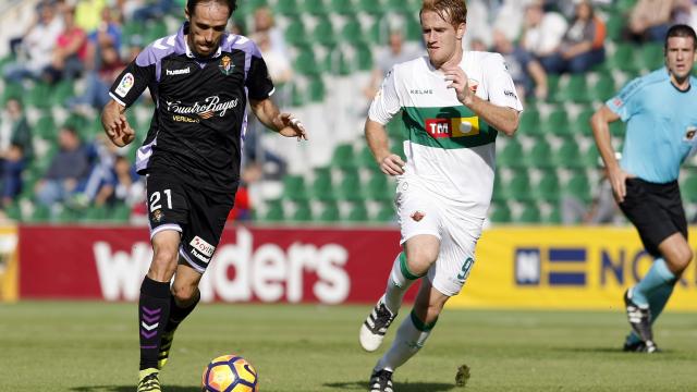 Álex Fernández persigue a un jugador del Valladolid / LFP