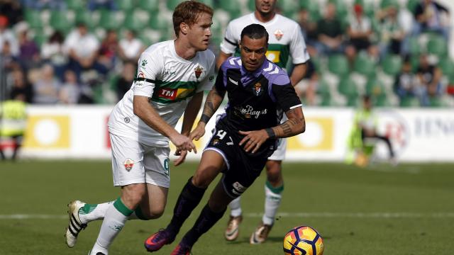 Álex Fernández controla un balón ante el Valladolid / LFP