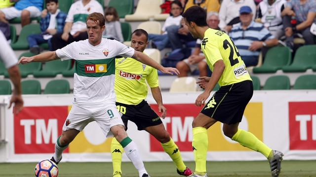 Álex Fernández durante un partido con el Elche esta temporada / LFP