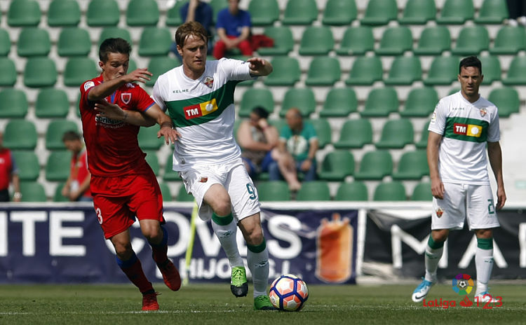 Álex Fernández controla un balón ante el Numancia / LFP