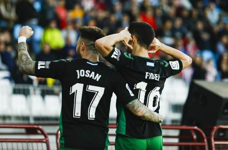 Los jugadores del Elche, Josan y Fidel, celebran un gol ante el Almería en el Estadio Juegos Mediterráneos / LFP