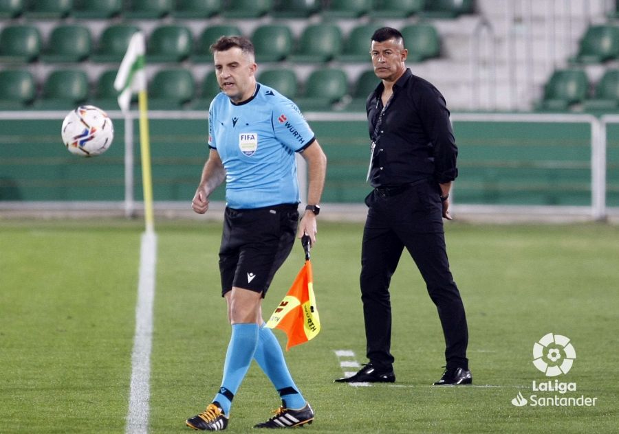 Jorge Almirón dirige al Elche durante un partido ante el Celta / LaLiga