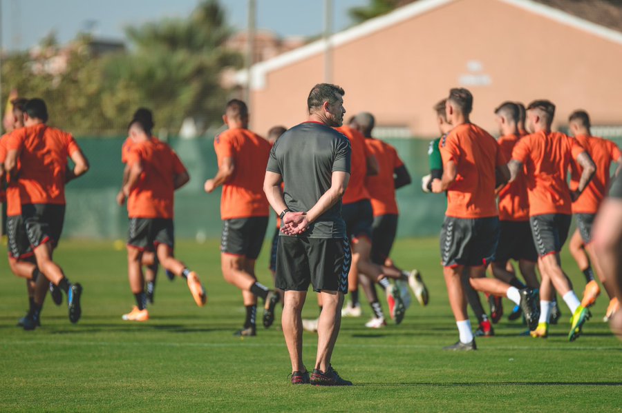 Jorge Almirón dirige un entrenamiento con el Elche / Elche CF Oficial