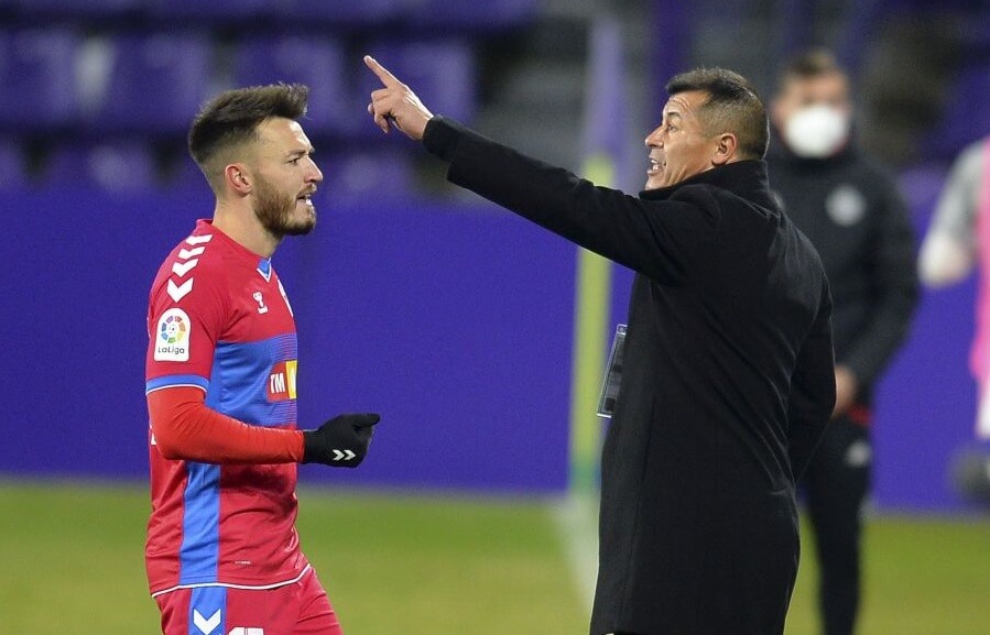 Jorge Almirón da indicaciones a Josan durante un momento del partido entre Valladolid y Elche / LaLiga Jorge Almirón da indicaciones a Josan durante un momento del partido entre Valladolid y Elche / LaLiga
