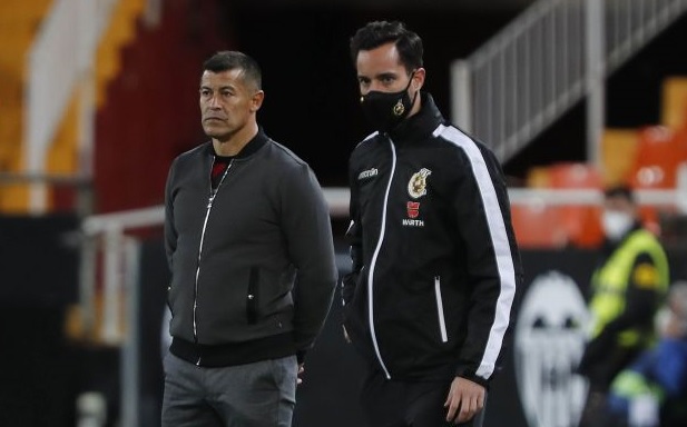 Jorge Almirón dirige al Elche durante el partido ante el Valencia / LaLiga