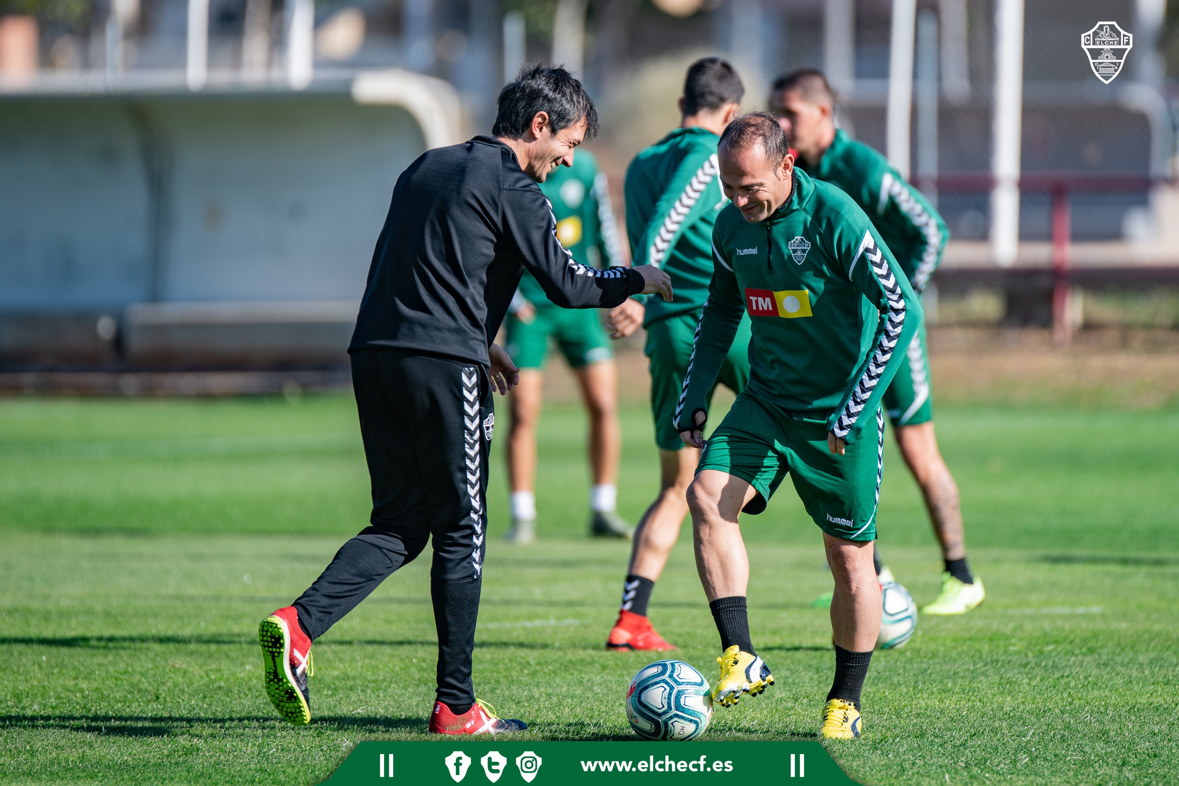 'Pacheta' y 'Nino' bromean en el inicio de la sesión en Altabix / Sonia Arcos - Elche CF