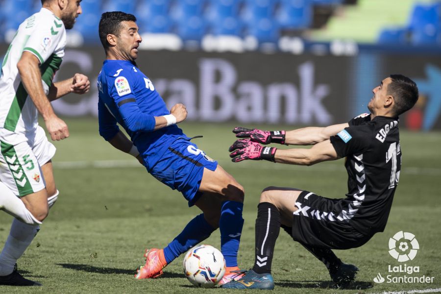 El jugador del Getafe, Ángel Rodríguez, choca con el portero del Elche, Edgar Badía / LaLiga El jugador del Getafe, Ángel Rodríguez, choca con el portero del Elche, Edgar Badía / LaLiga