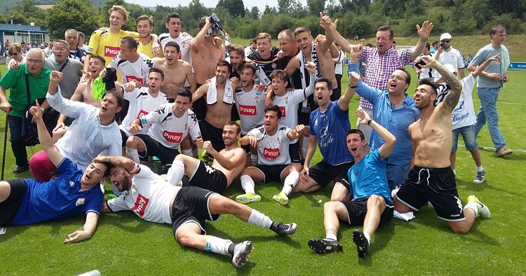 Los jugadores y cuerpo técnico del Ontinyent celebran el ascenso a Segunda B