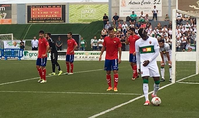 Sory Kaba, antes del saque de un córner en el partido entre Atlético Saguntino y Elche C.F. / Elche C.F. Oficial