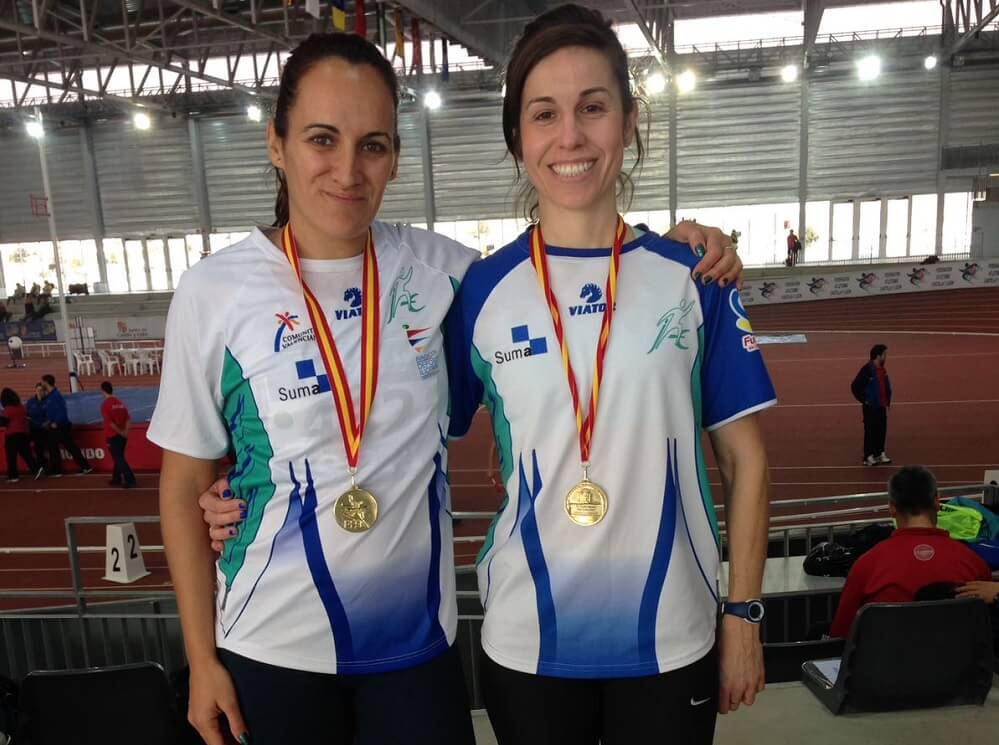 Las atletas del Club Juventud Atlética Elche Esther García y Blanca González posan con sus medallas de campeonas de España