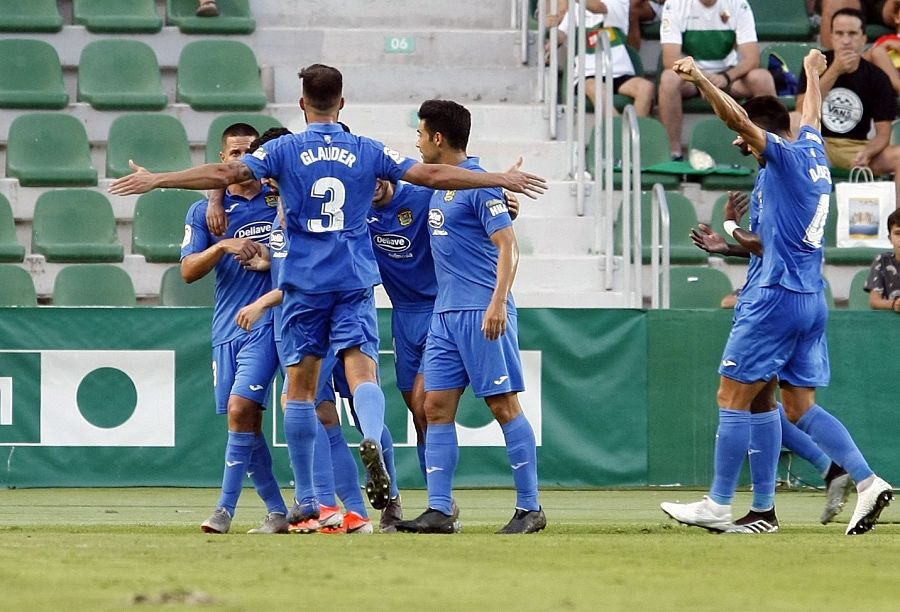 Los jugadores del Fuenlabrada celebran un gol en el Martínez Valero de Elche / LFP