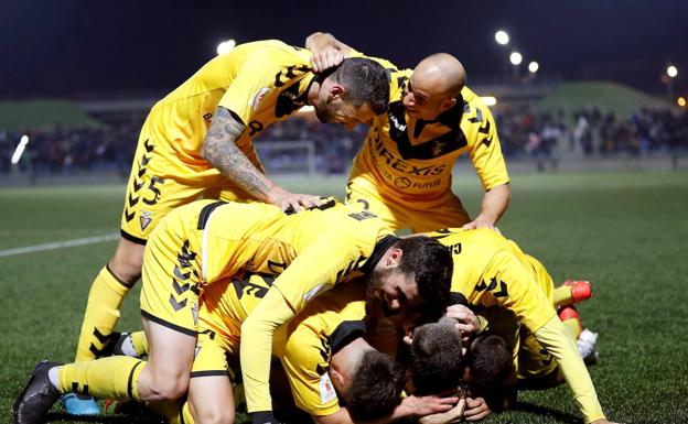 Los jugadores del Badalona celebran un gol ante el Getafe en Copa del Rey