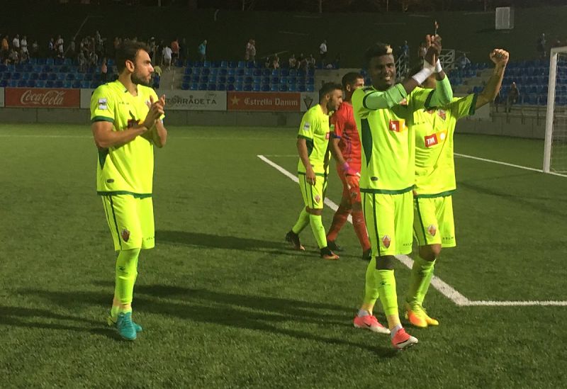 Los jugadores del Elche celebran su clasificación a la segunda ronda de Copa en Badalona / @FutbolCatalunya