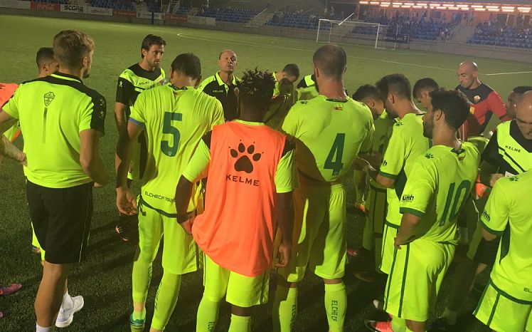Vicente Mir da instrucciones a sus jugadores en Badalona / @FutbolCatalunya