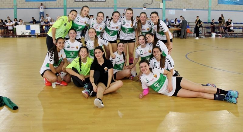 Las cadetes del Club Balonmano Elche celebran su pase al Campeonato de España Las cadetes del Club Balonmano Elche celebran su pase al Campeonato de España