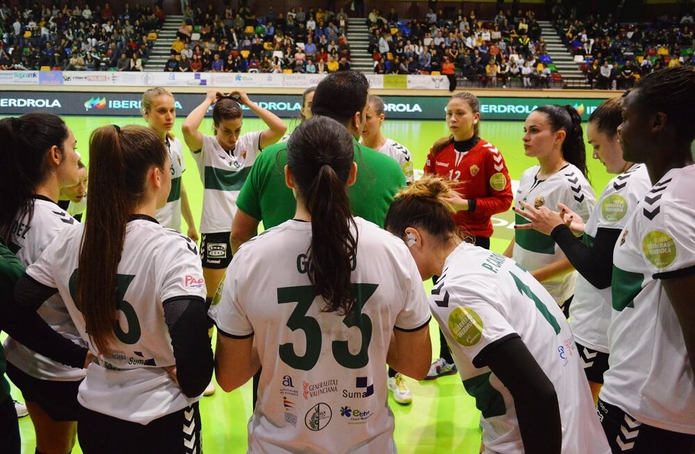 Las jugadoras del CBM Elche reciben una charla de su entrenador, Joaquín Rocamora / CBM Elche Oficial