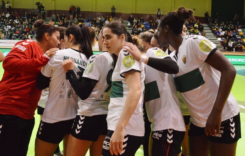 Las jugadores del CBM Elche se saludan antes de un partido en la temporada 19-20 / CBM Elche Oficial