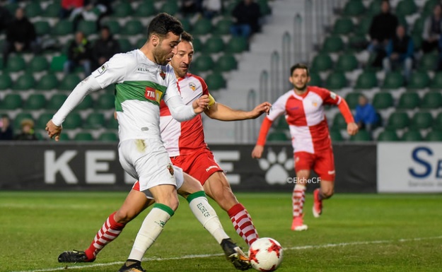 El jugador del Elche Benja pelea un balón ante un rival del CE Sabadell / Sonia Arcos - Elche C.F. Oficial