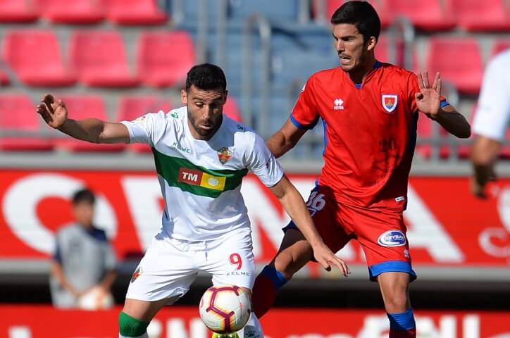 El jugador del Elche Benja pugna por un balón ante un jugador del Numancia en Los Pajaritos / LFP