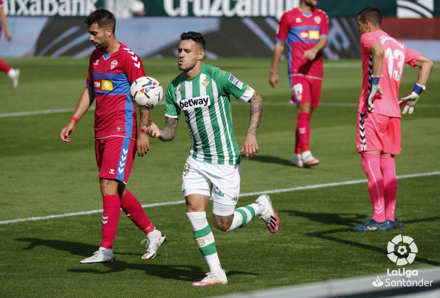 El jugador del Real Betis, Sanabria, celebra un gol ante el Elche / LaLiga