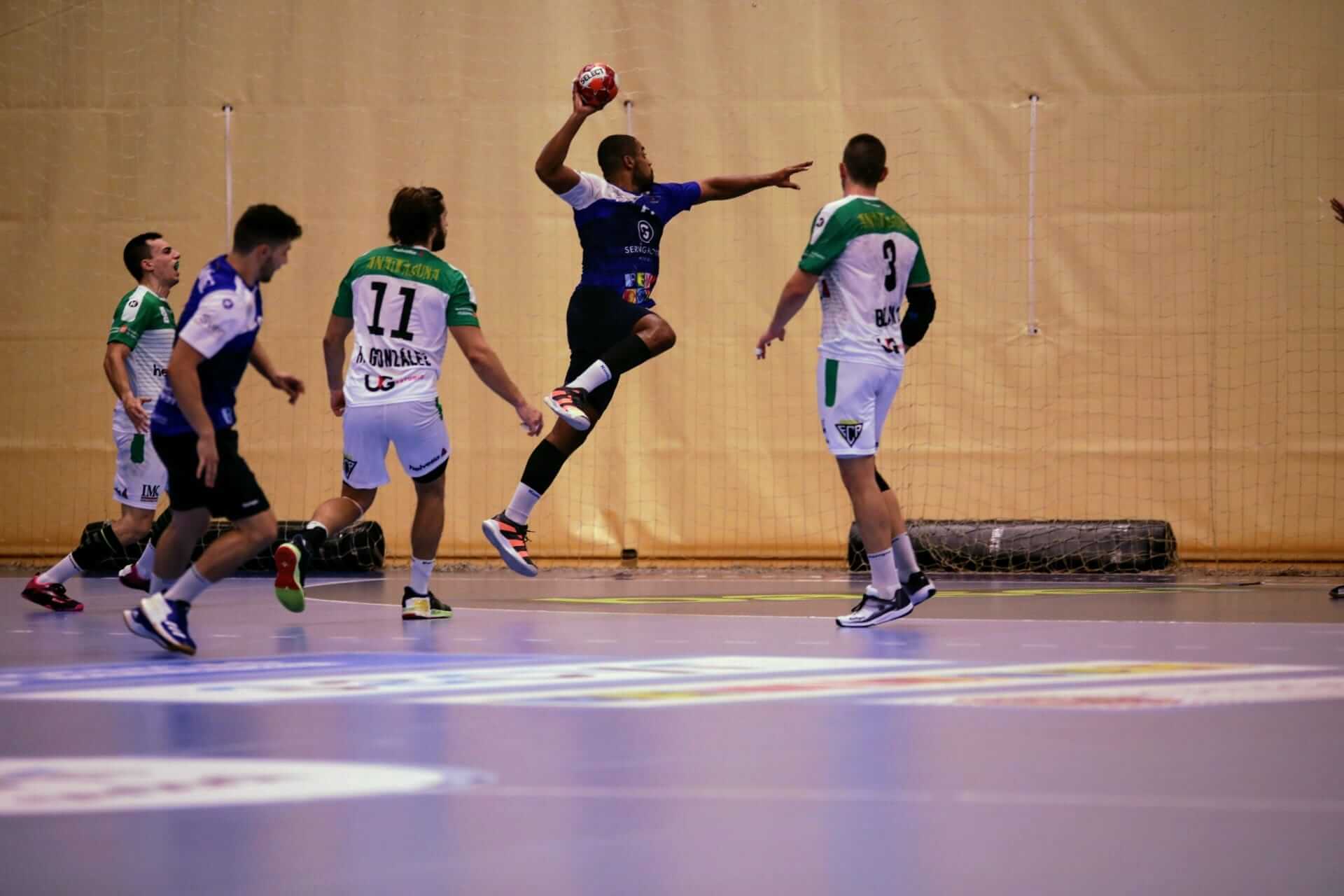 El jugador del CBM Benidorm, Parker, realiza un lanzamiento en el partido ante el Anaitasuna / CBM Benidorm Oficial