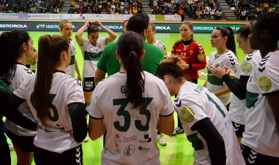 Joaquín Rocamora realiza una chara a sus jugadores / CBM Elche