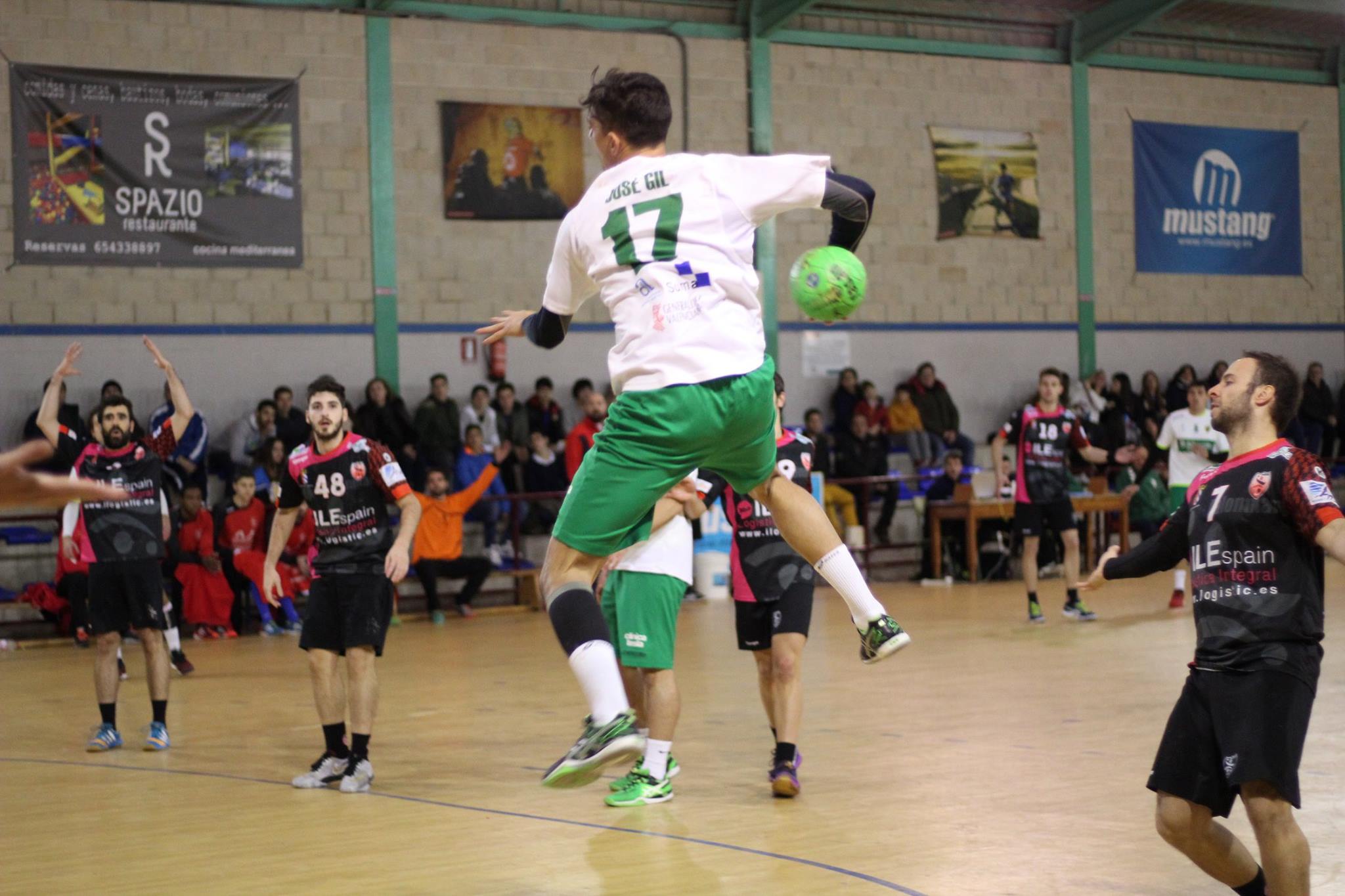 Partido del Club Balonmano Elche ante el BM Mislata en Carrús