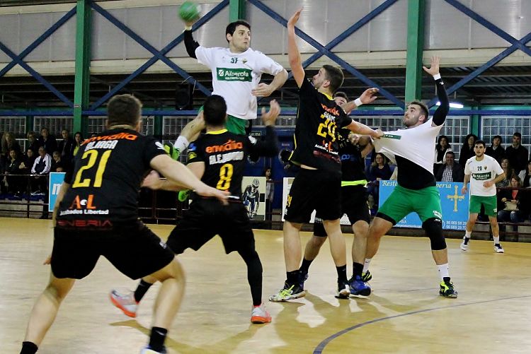 Partido del BM Elche ante Hispanitas Petrer en Carrús, en la temporada 16-17