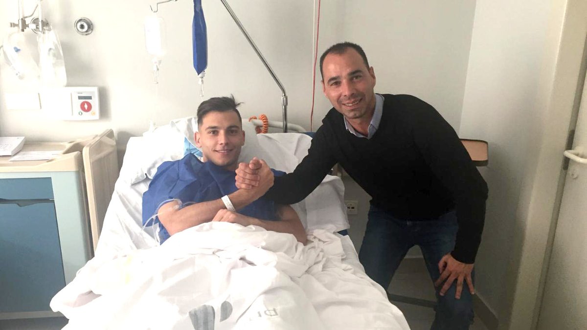 El jugador del Elche Borja Martínez junto al director deportivo Jorge Cordero tras someterse a una operación / Elche C.F.