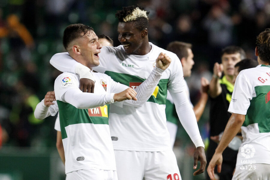 Los jugadores del Elche Sory Kaba y Borja Martínez celebran la victoria ante el Málaga | LFP