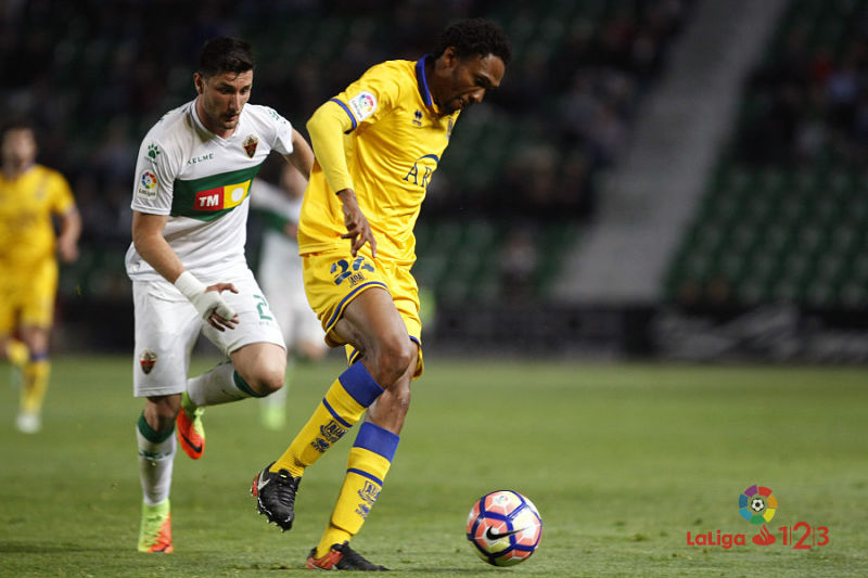 Borja Valle, jugador del Elche, en un partido ante el Alcorcón / LFP