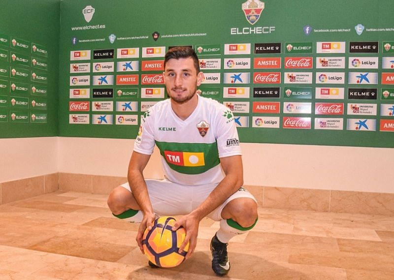 Borja Valle es presentado como jugador del Elche / Sonia Arcos - Elche CF