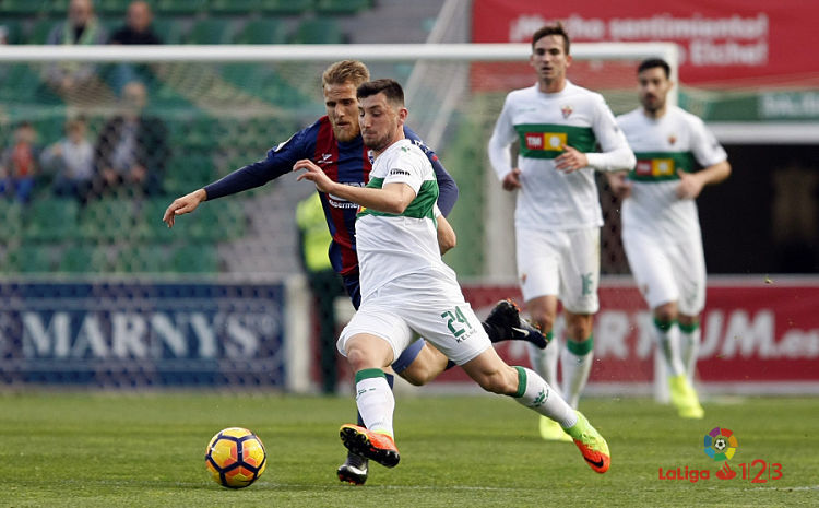 Borja Valle pelea un balón ante un rival del Huesca / LFP