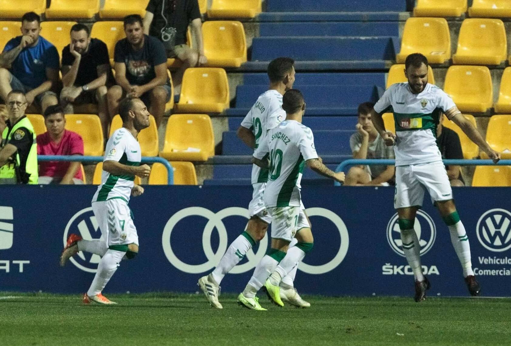 Los jugadores del Elche celebran el Elche celebran el gol de Gonzalo Verdú en Alcorcón / LFP