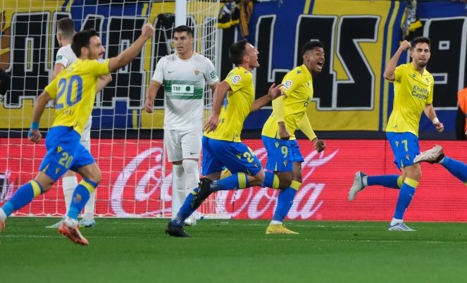 Los jugadores del Cádiz celebran un gol ante el Elche / LaLiga
