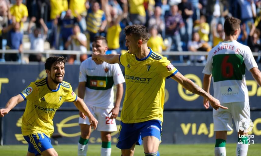 Jugadores del Cádiz celebran un gol ante el Elche / LFP Jugadores del Cádiz celebran un gol ante el Elche / LFP
