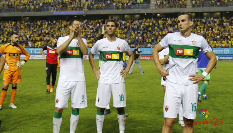 Los jugadores del Elche, tras el descenso a Segunda B / LFP