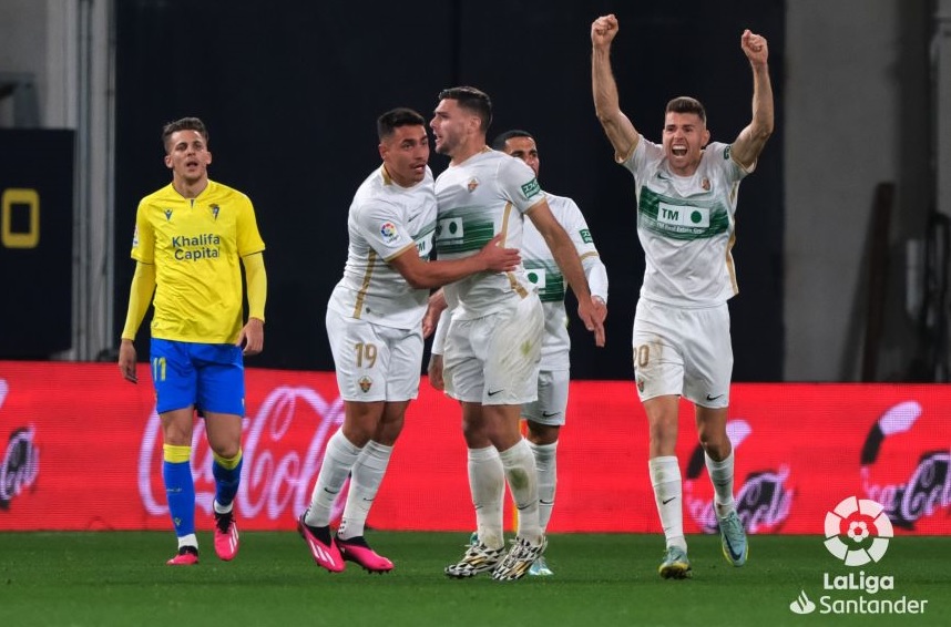 Los jugadores del Elche celebran un gol ante el Cádiz en la temporada 22-23 / LaLiga