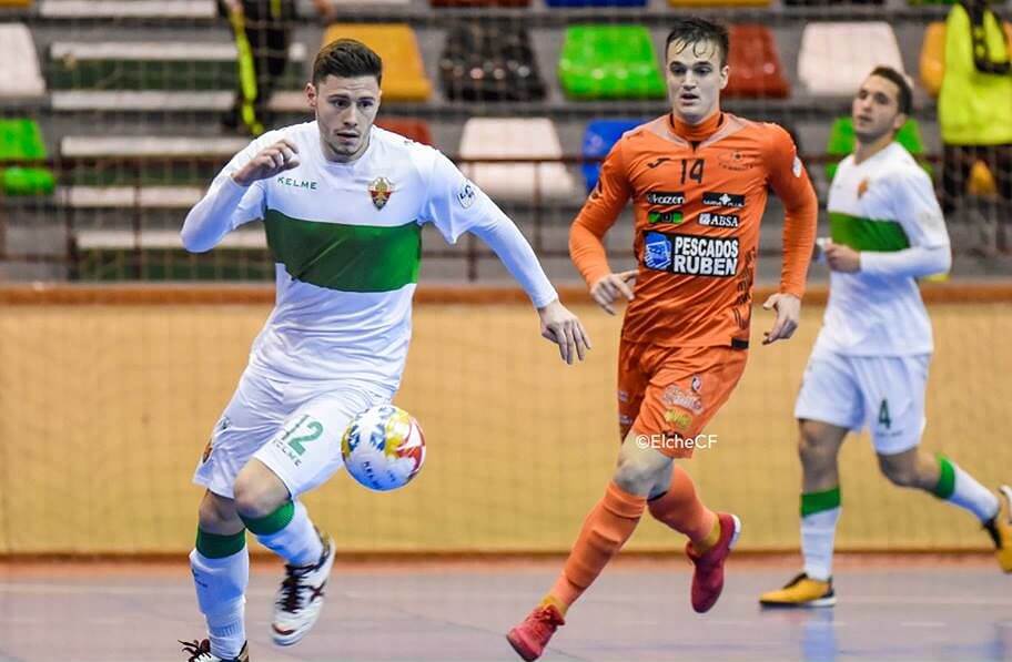 El jugador Cristian Cárdenas controla un balón en un partido del Elche C.F. Sala / Sonia Arcos - Elche C.F. Sala