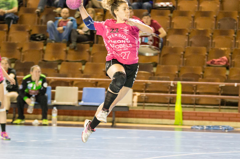 Carmen Ocariz durante un partido con el CLEBA León