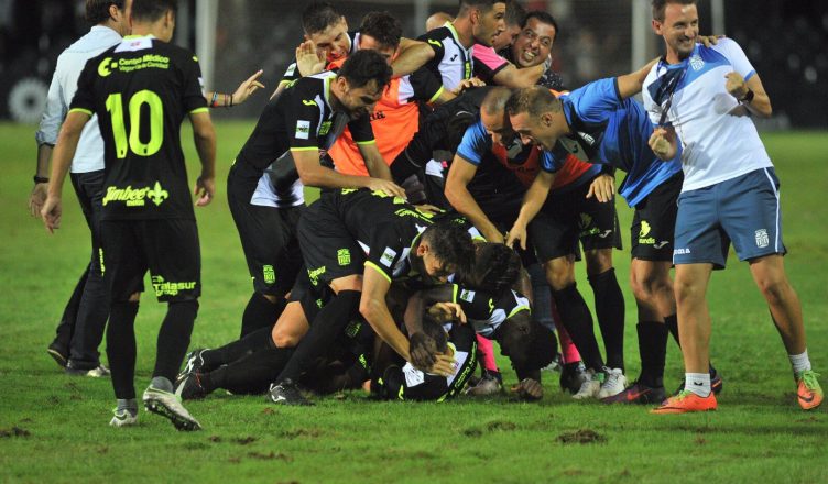 Los jugadores del Cartagena celebran su clasificación a la siguiente ronda de Copa del Rey