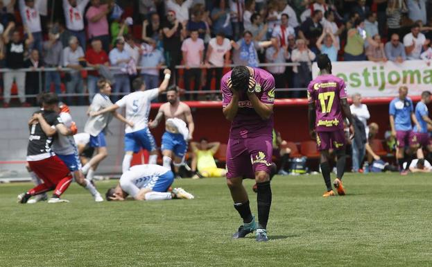 Un jugador del Cartagena se lamenta tras perder el ascenso en el minuto 97 / Laverdad.es