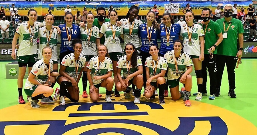 La plantilla del CBM Elche posa con la medalla de plata de la Copa de la Reina 2020 / JL Recio.