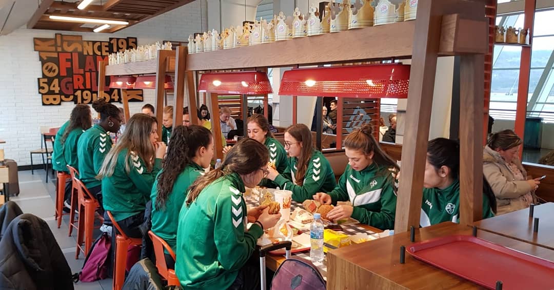 Las jugadoras del CBM Elche, durante su estancia en el aeropuerto de Bilbao / CBM Elche