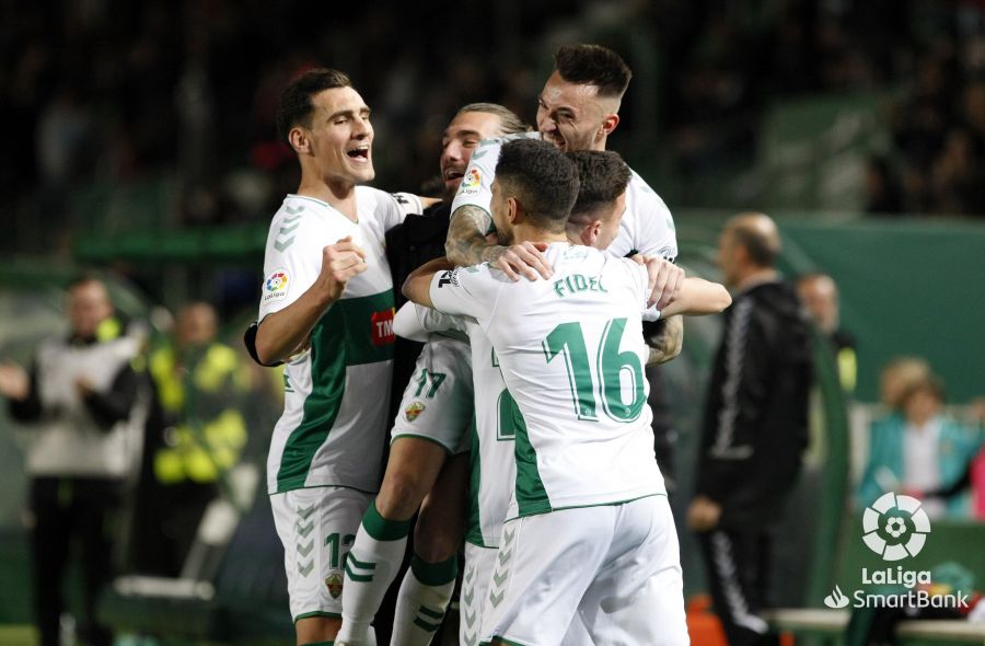 Los jugadores del Elche CF celebran un gol ante el Málaga en la temporada 19-20 / LFP Los jugadores del Elche CF celebran un gol ante el Málaga en la temporada 19-20 / LFP