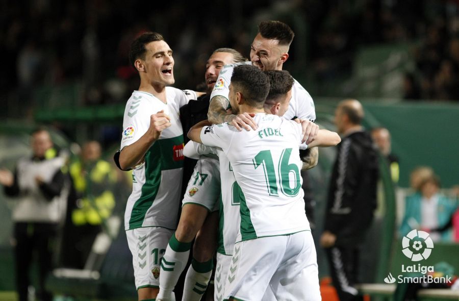 Los jugadores del Elche CF celebran un gol ante el Málaga en la temporada 19-20 / LFP